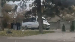 Маршрутка объезжает пробку по тротуару. Видео