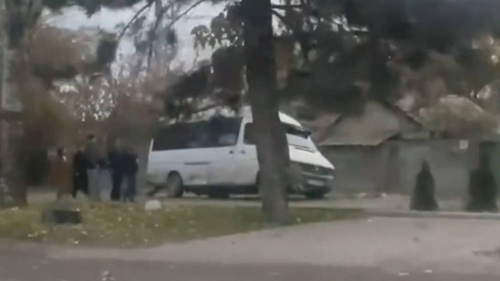 Маршрутка объезжает пробку по тротуару. Видео