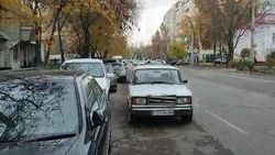 «Жигули» припарковали на проезжей части вторым рядом. Видео
