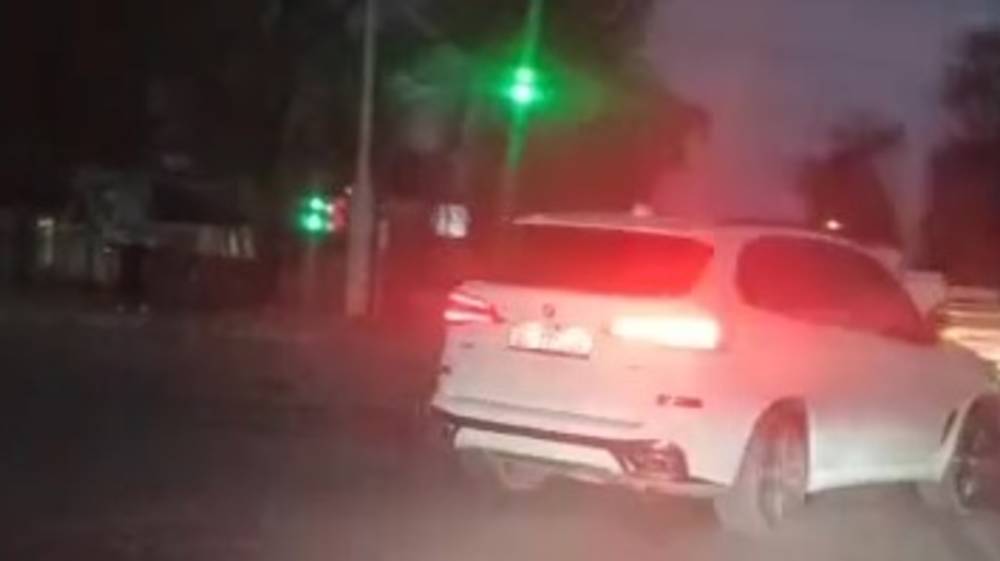 BMW X5 со штрафами более 19 тыс. сомов едет по встречке. Видео