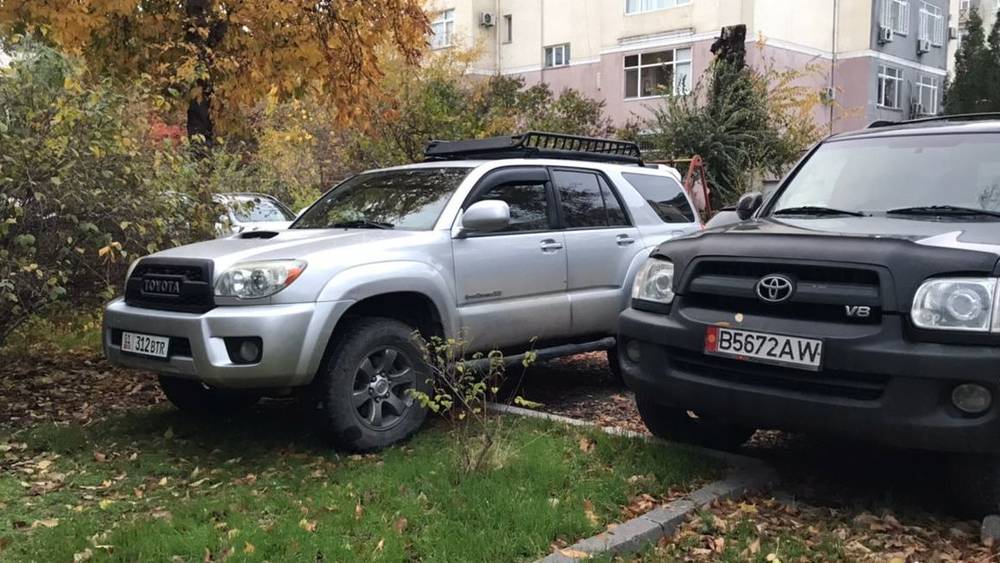 Водитель Toyota припарковался на зеленой зоне