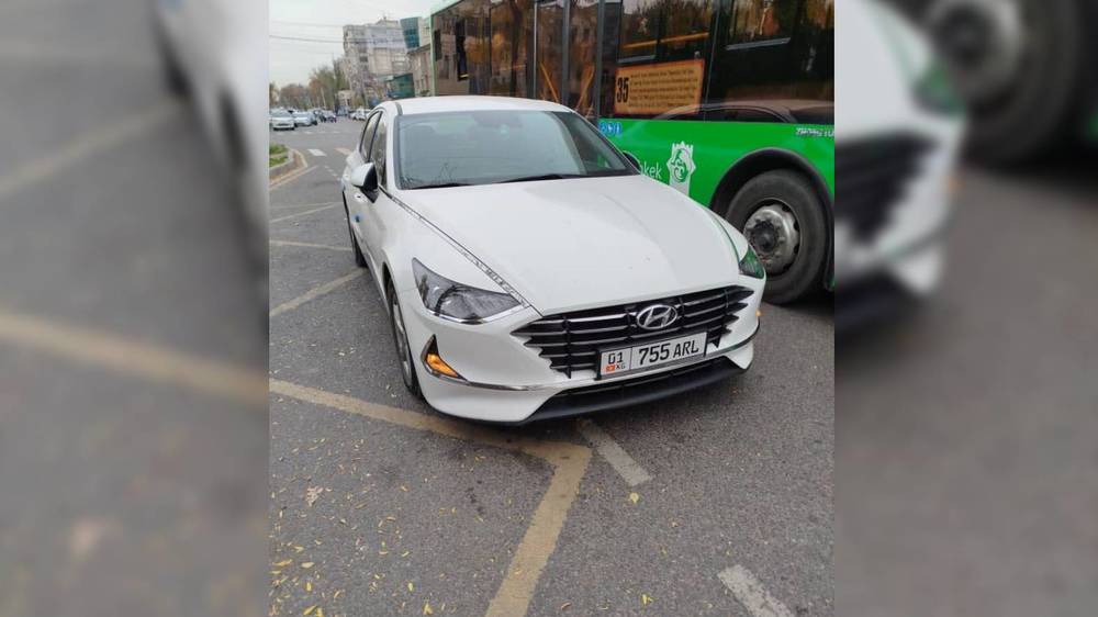 Водитель Hyundai Sonata припарковался на остановке и ушел, - горожанин