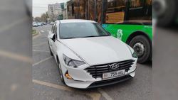 Водитель Hyundai Sonata припарковался на остановке и ушел, - горожанин