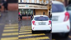 Водитель Chevrolet Spark закрыл проход к поликлинике ЦСМ №6, - горожанин
