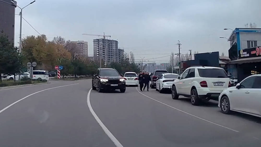 BMW X7 резко выехала на встречку, создав аварийную ситуацию. Видео