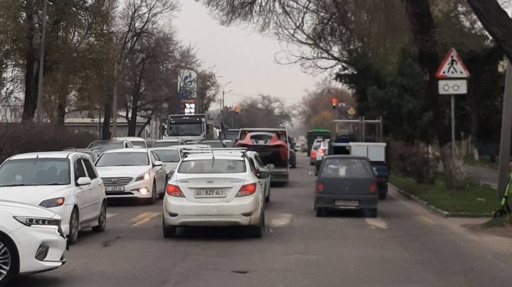 «Просто так дешевле». Суперкар везут на эвакуаторе. Фото горожанина