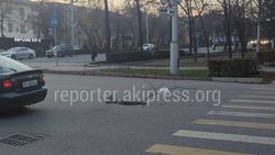 «Бишкекасфальтсервис» установил решетку ливнеприемника на Айни. Фото
