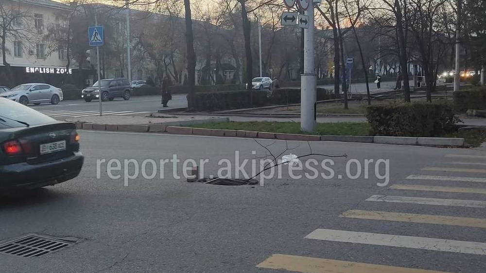 «Бишкекасфальтсервис» установил решетку ливнеприемника на Айни. Фото