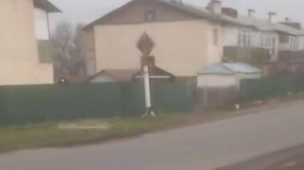 На центральной улице Арашана нужны лежачие полицеские. Видео жителя