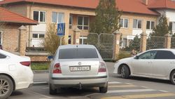 «Парковочный беспредел» возле школы Гмайнера продолжается. Фото