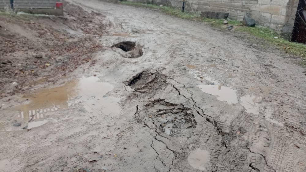 В Сокулукском районе провалилась земля, где проводили водопровод. Фото жителя