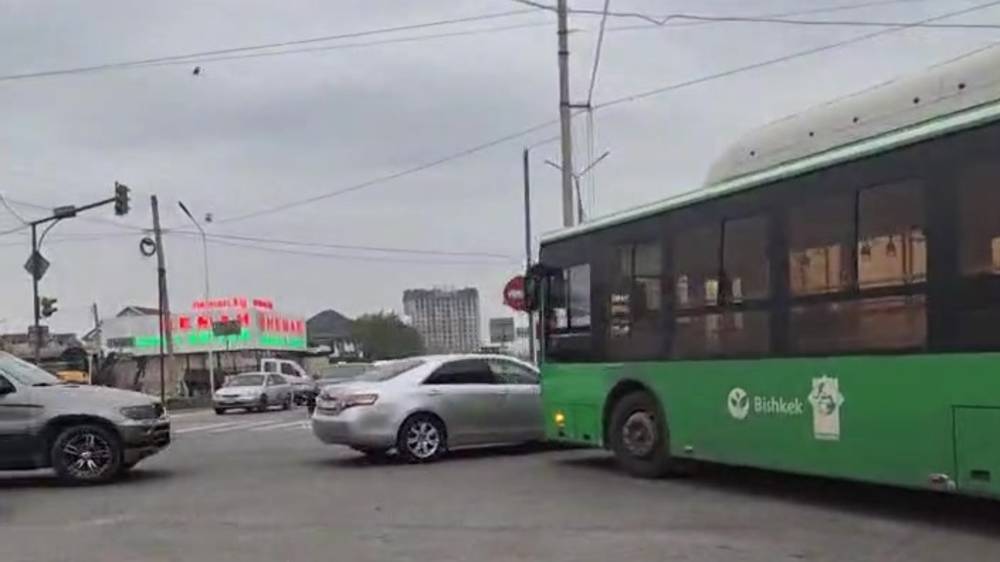 На Южной магистрали автобус с включенными аварийками создает затор. Видео