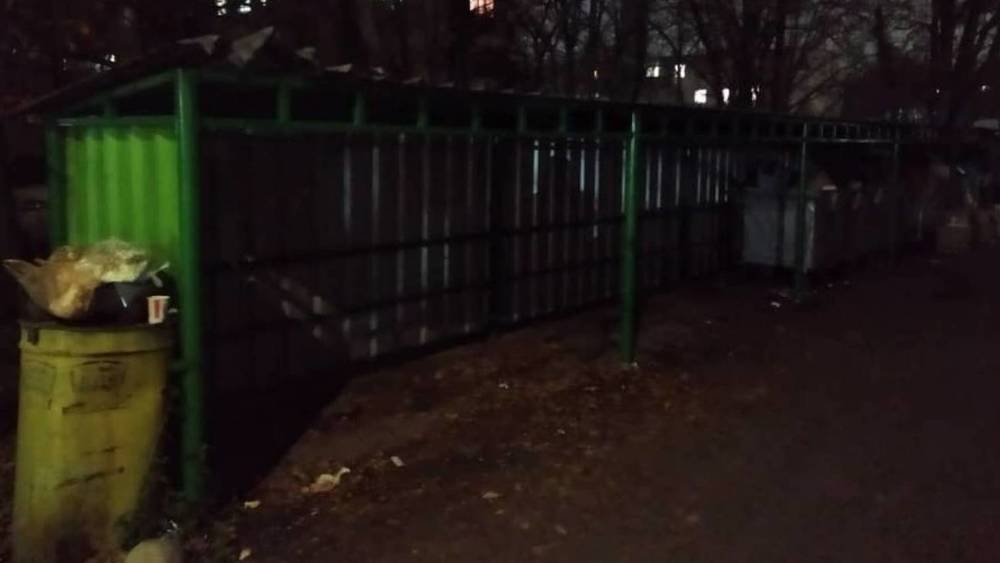 На мусорной площадке в 9 мкр не хватает четырех баков. Фото горожанина