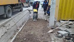 «Бишкекводоканал» заложил брусчаткой разрушенный тротуар на Куюкова. Фото мэрии