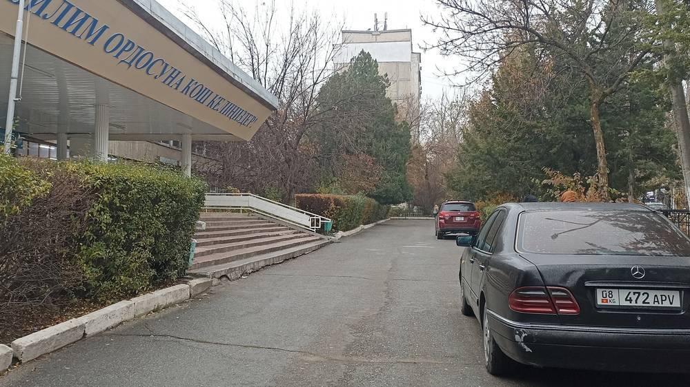 На территории школы №64 организовали парковку. Ответ Департамента образования