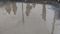 Огромная лужа перед остановкой у ЦУМа. Фото