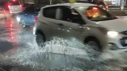Горожанин, стоящих на остановке на Ахунбаева, обливает водой из лужи. Видео