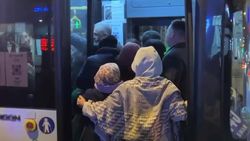 Пассажиры не могут поместиться в автобус. Видео