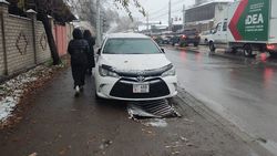 На Гагарина водители паркуются, заезжая на тротуар. Фото