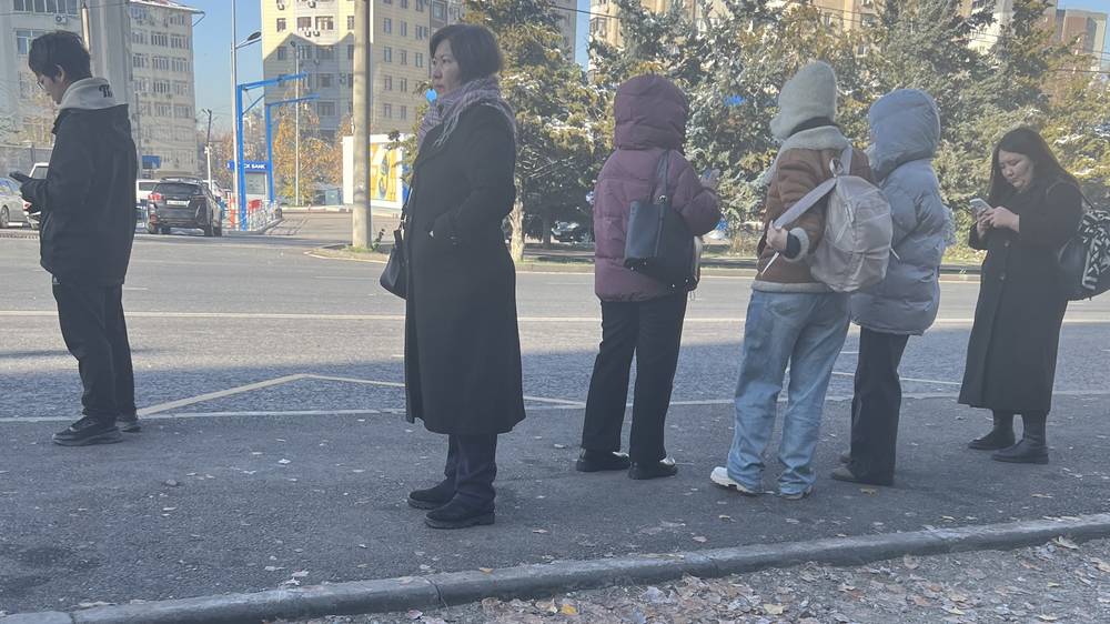 На остановке в 5 мкр все еще не установили навес. Фото