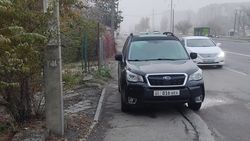На Медерова водители продолжают парковаться на тротуаре. Фото