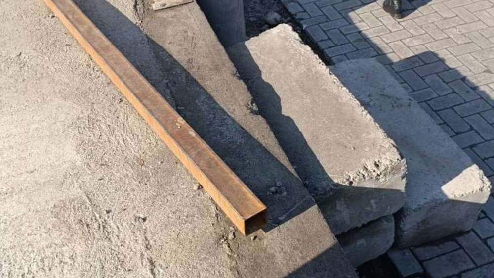 Бишкекчанка жалуется на состояние остановки возле ЦУМа