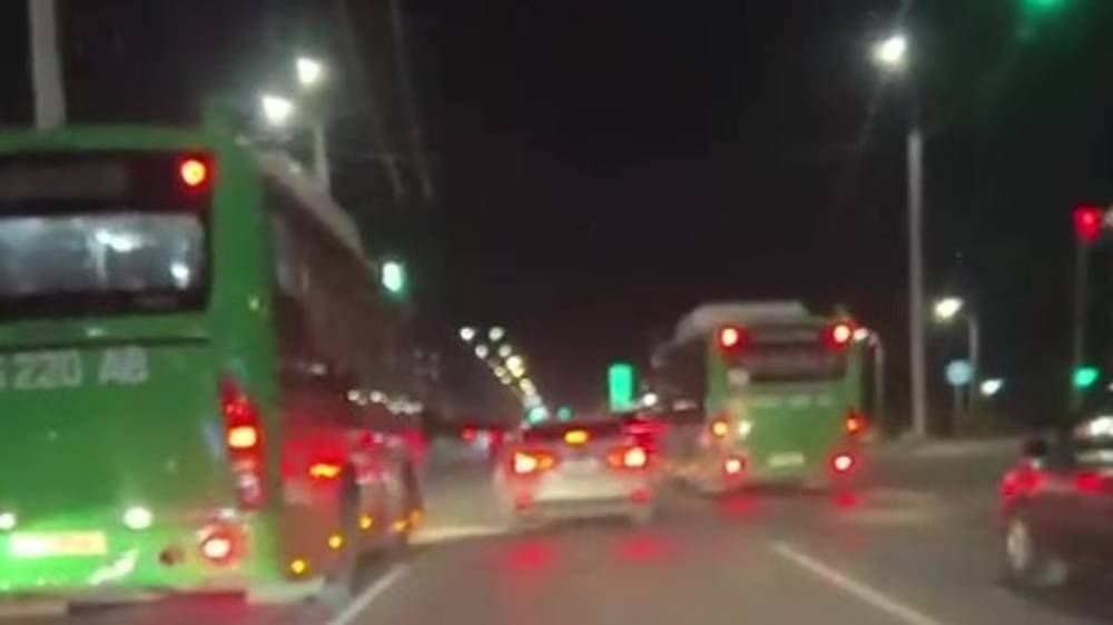 «Камри» повернула со второй полосы. Видео