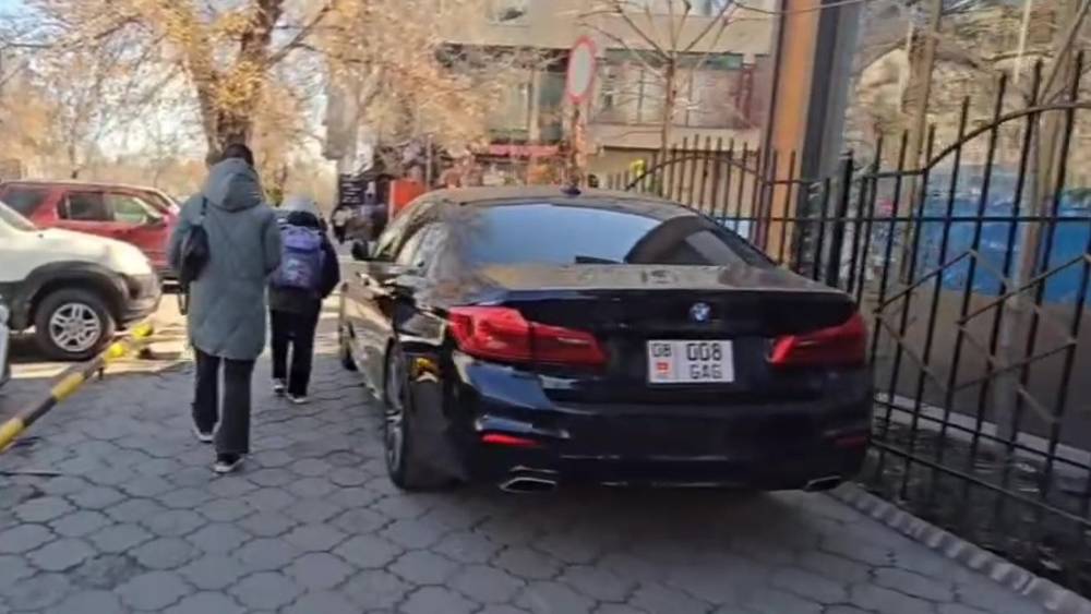 BMW 540 припарковали на тротуаре. Видео горожанина