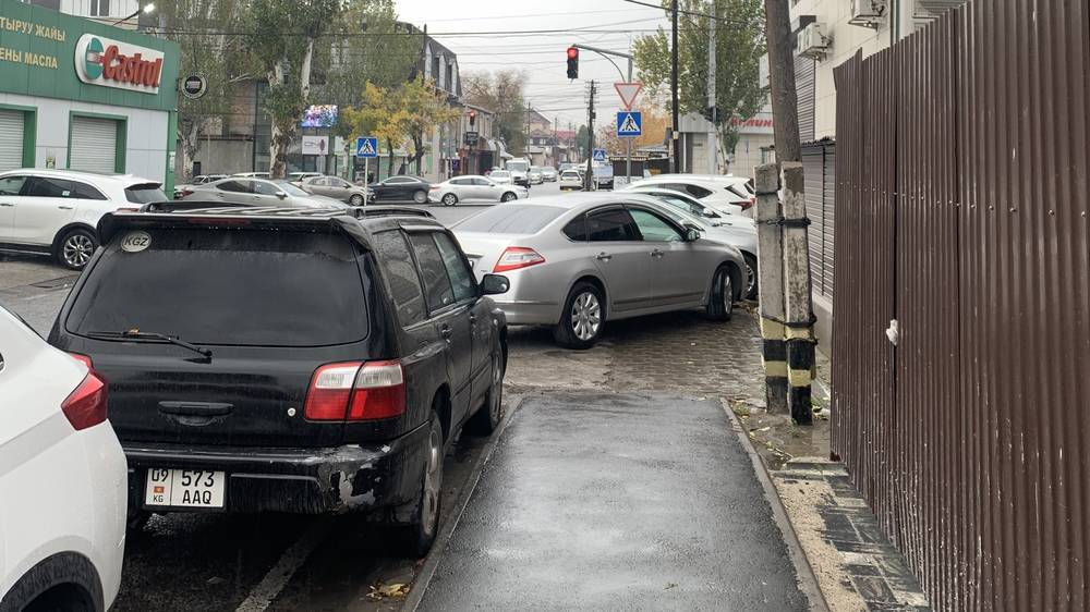 Тротуар на ул.Суванбердиева заставлен машинами. Фото горожанина