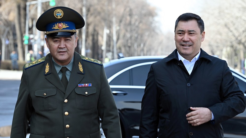 Қара жігіт трахает большие жопы