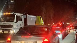 В мэрии рассказали, почему мусоровоз «Тазалыка» занимают одну полосу в 7 мкр