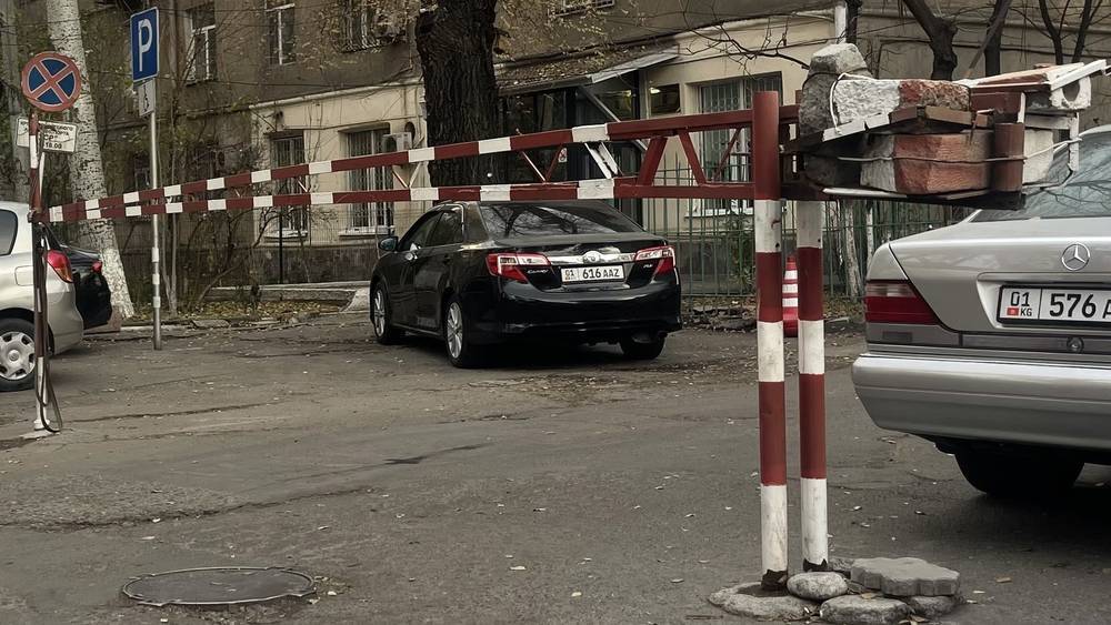 Шлагбаум возле здания ЦИКа демонтировали после жалобы горожанина. Фото