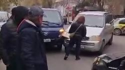 Мусоровоз не смог подъехать к мусорке на Шопокова из-за ДТП. Видео мэрии