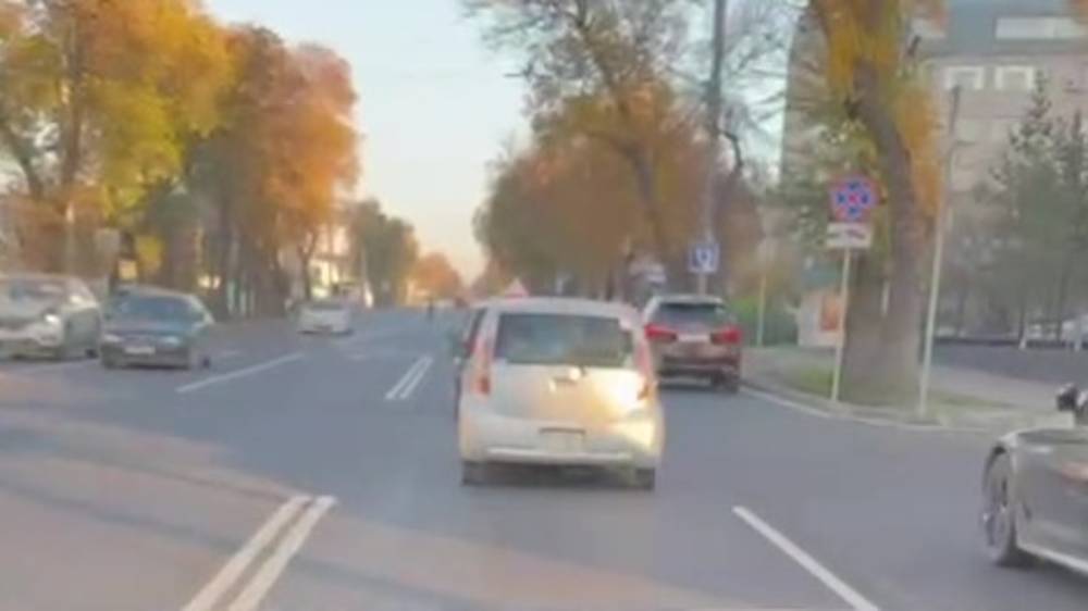 На Горького после ремонта убрали парковки, теперь одна полоса занята стоящими машинами. Видео
