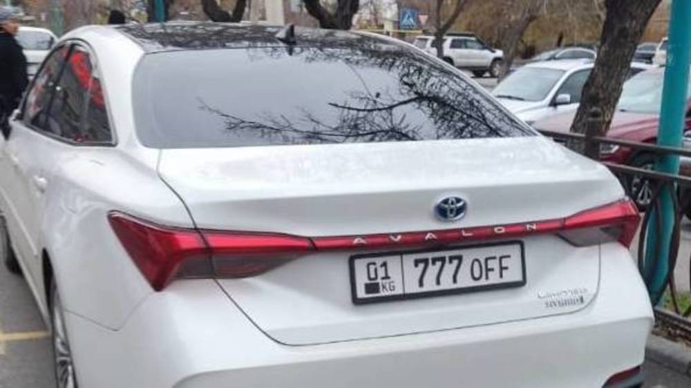 Водитель «Тойоты» заклеил флаг на госномере. Фото