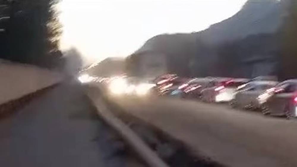 Житель Оша жалуется на состояние дороги. Видео