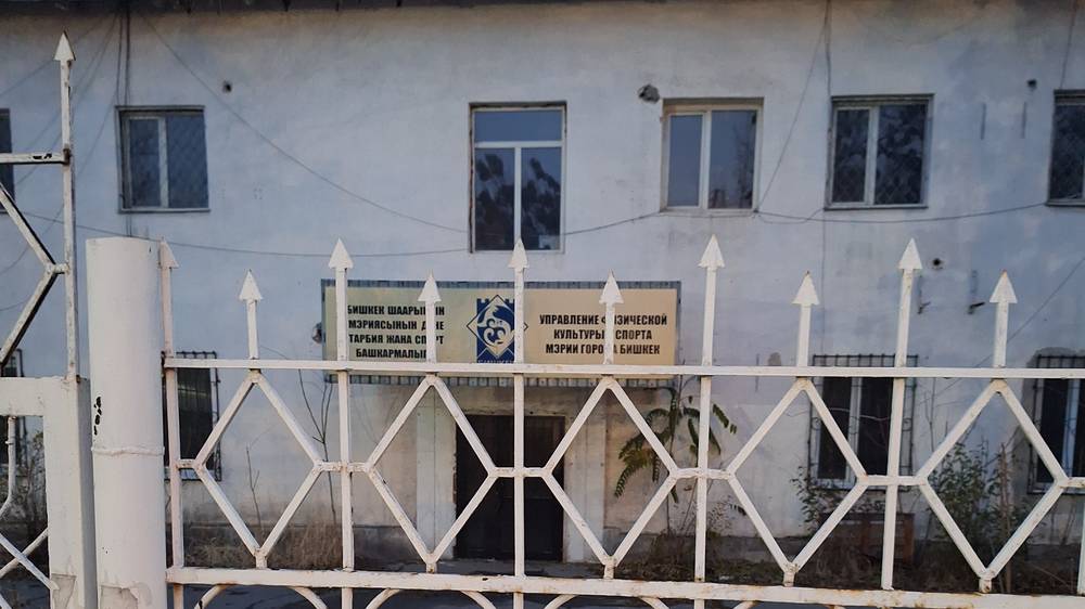Во дворе бывшего здания горкомспорта устроили стоянку. Фото горожанина