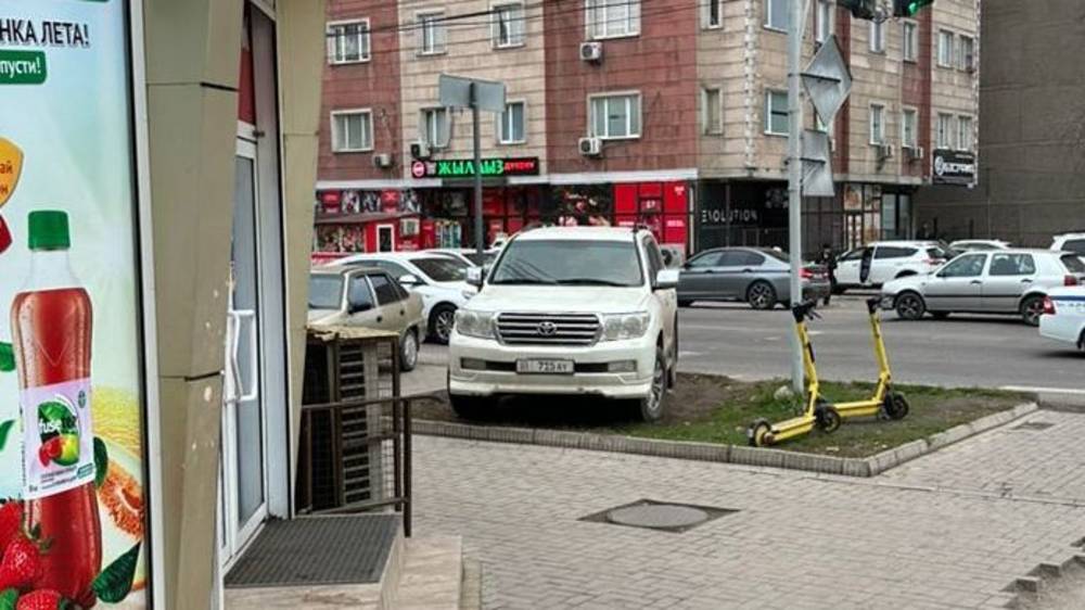 «Крузак 200» припарковали на газоне. Фото