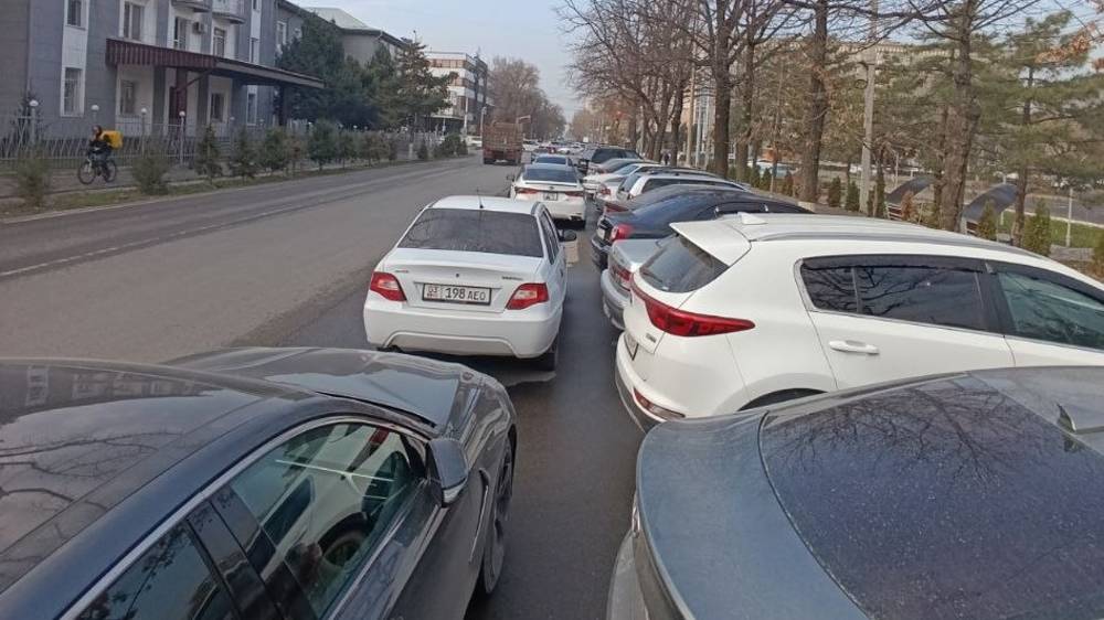 Перед зданием ГУВД Бишкека машины паркуются в два ряда. Фото