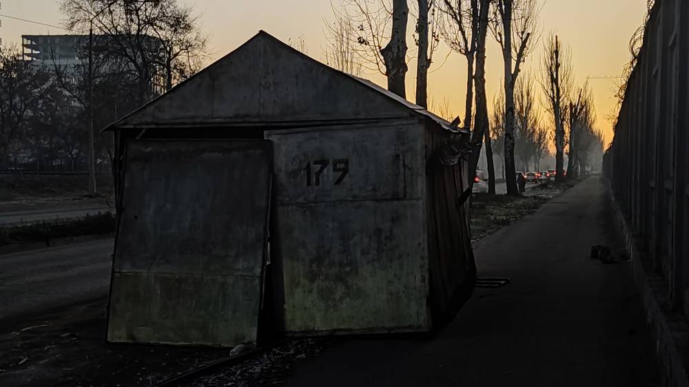 На Льва Толстого на тротуар и зеленую зону поставили гараж. Фото