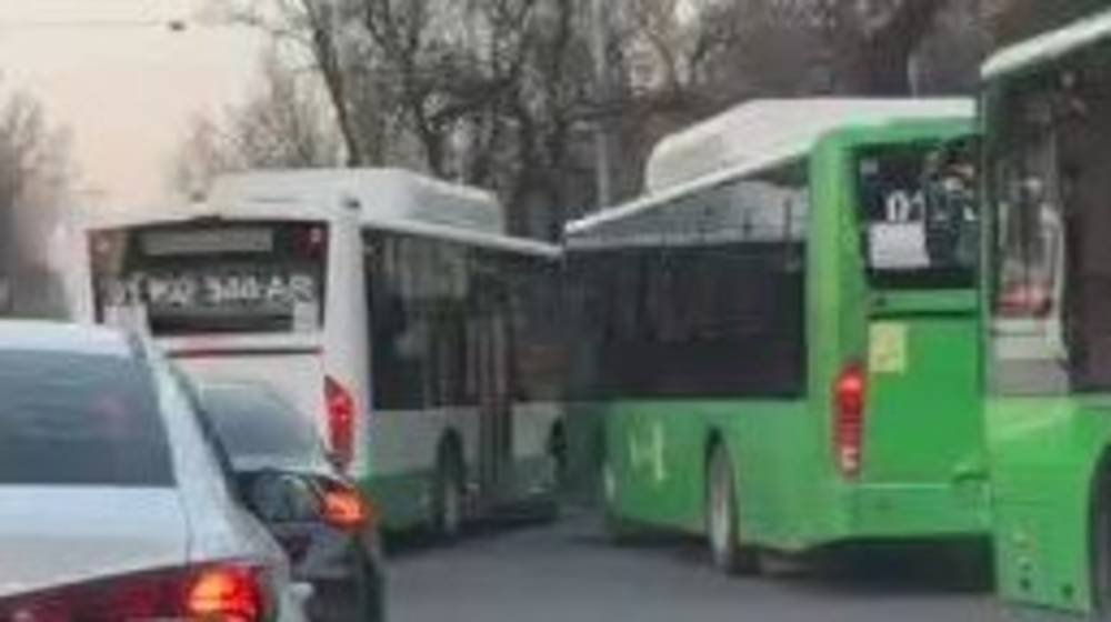 Автобус со штрафами 11250 сомов заблокировал две полосы на Советской. Видео