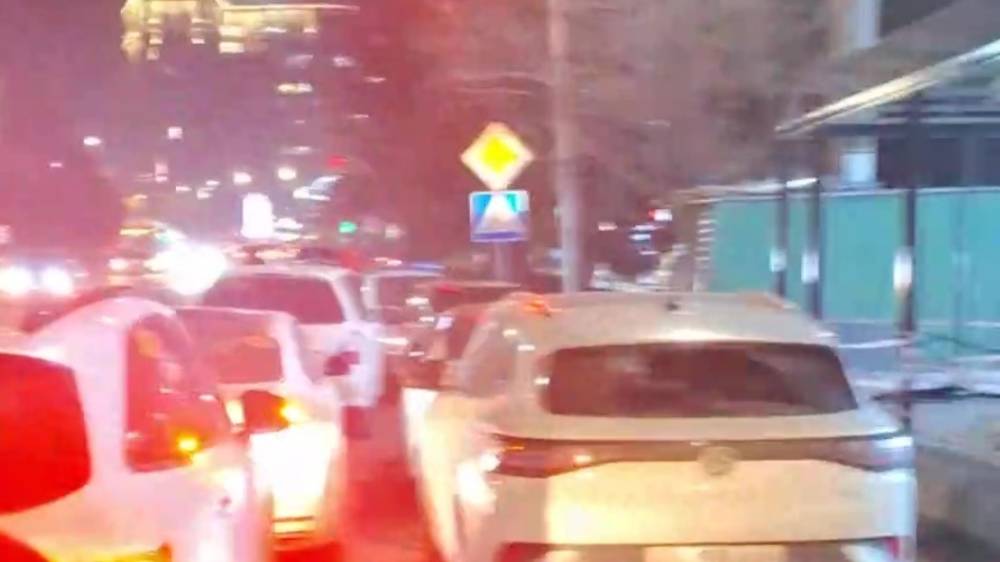 Остановки на Юнусалиева заставлены в два ряда, автобусы вынуждены останавливаться на проезжей части. Видео горожанина