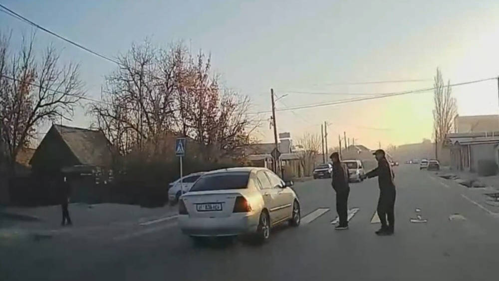 «Тойота» выехала на встречку и едва не сбила двух мужчин на «зебре». Видео