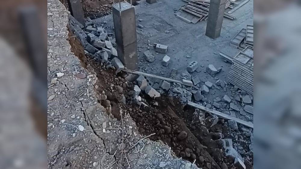 В жилмассиве Ынтымак забор дома упал в котлован строящегося дома. Видео