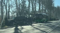 «Крузак» сзади врезался в автобус №56, когда тот стоял на остановке на Айтматова, - мэрия