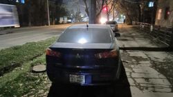 Тротуар на Льва Толстого превратили в парковку. Фото