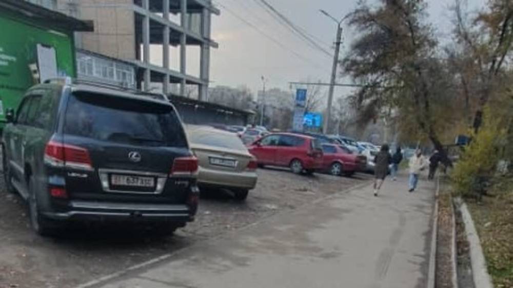 Зеленую зону напротив Орто-Сайского рынка превратили в парковку, машины ездят по тротуару. Ответ мэрии