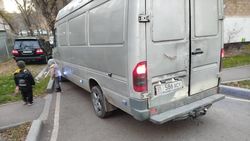 Бус «Спринтер» припарковали на тротуаре на Руставели. Фото