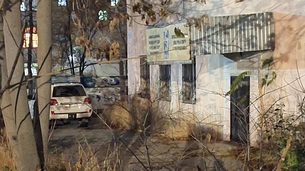Во дворе бывшего здания Горкомспорта установлена парковка, - мэрия