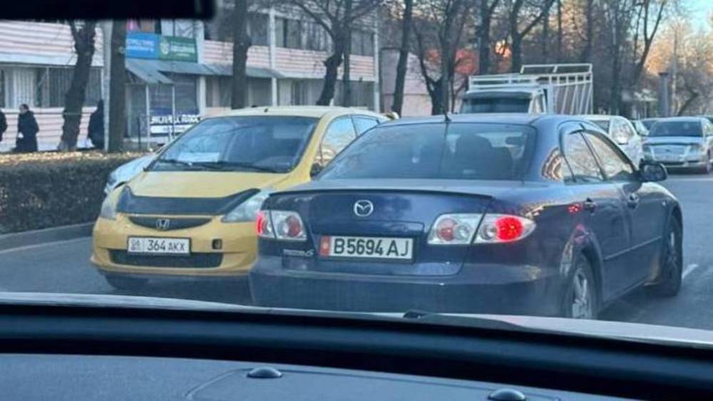 «Мазда» выехала на встречку на Суеркулова. Фото